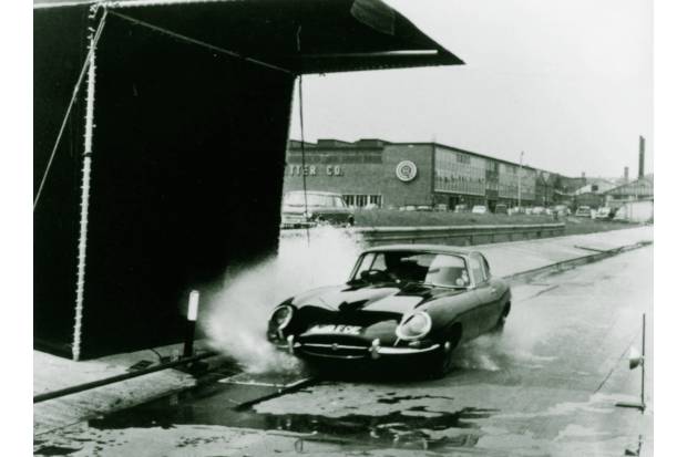 ¿Cómo eran las primeras pruebas de aquaplaning con neumáticos?