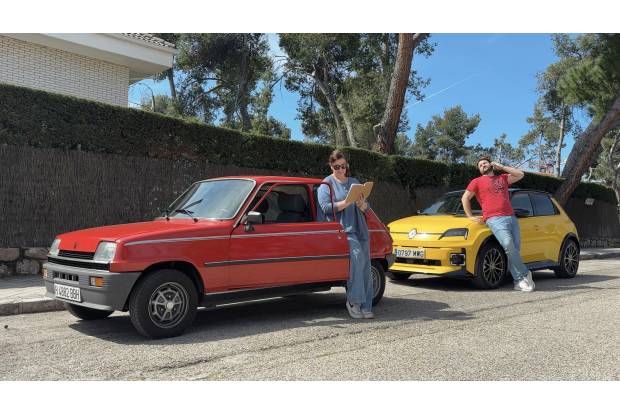 Probamos el Renault 5 clásico y el e-Tech frente a frente: enamorarse por partida doble