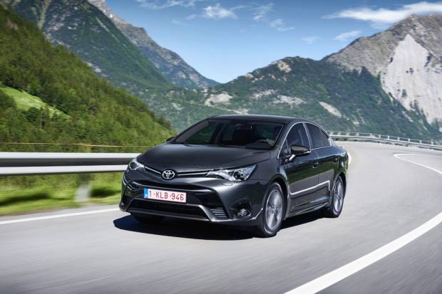 Nuevo Toyota Avensis 2016 con nuevo diseño y motores