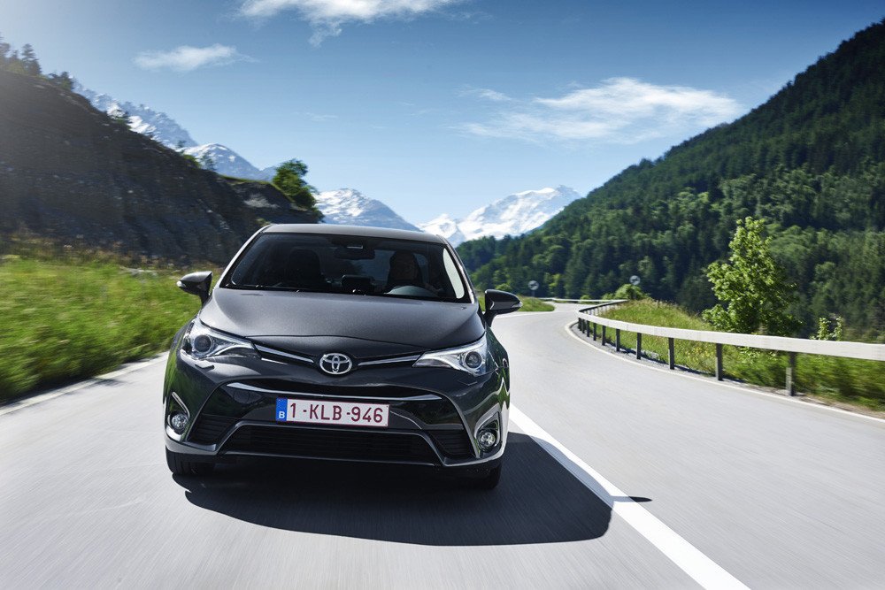 Nuevo Toyota Avensis 2016 con nuevo diseño y motores