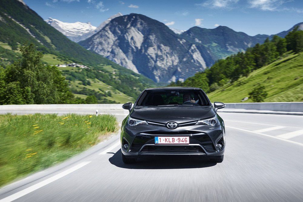 Nuevo Toyota Avensis 2016 con nuevo diseño y motores
