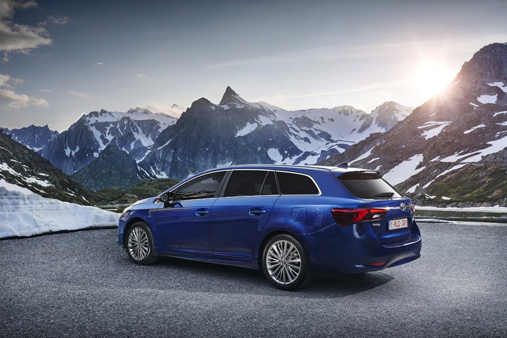 Nuevo Toyota Avensis 2016 con nuevo diseño y motores