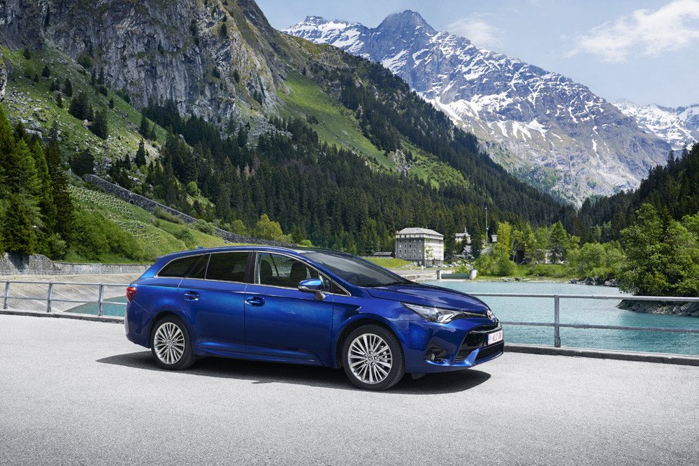 Nuevo Toyota Avensis 2016 con nuevo diseño y motores