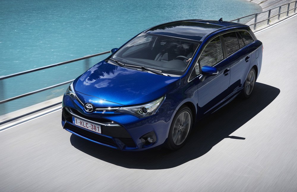 Nuevo Toyota Avensis 2016 con nuevo diseño y motores