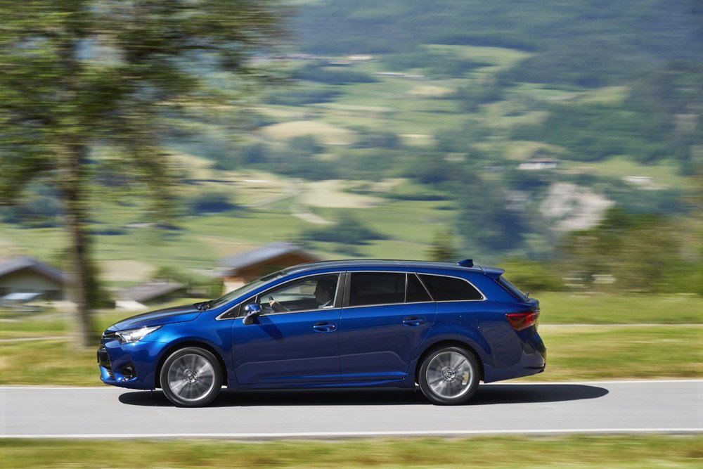 Nuevo Toyota Avensis 2016 con nuevo diseño y motores