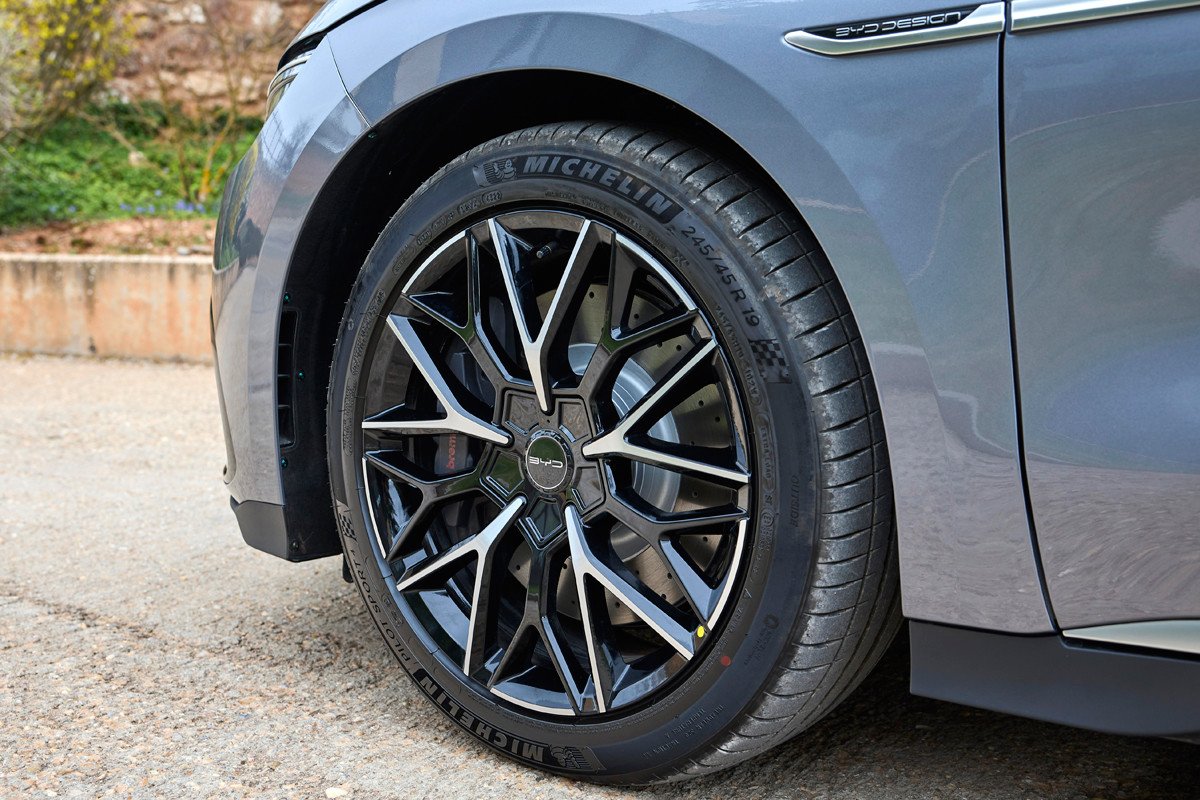 Ya disponibles en España los BYD Tang y Han: todos los detalles de los coches chinos