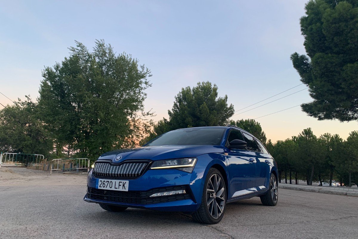 Prueba del Skoda Superb iV combi Sportline PHEV: precio, opinión, datos,...