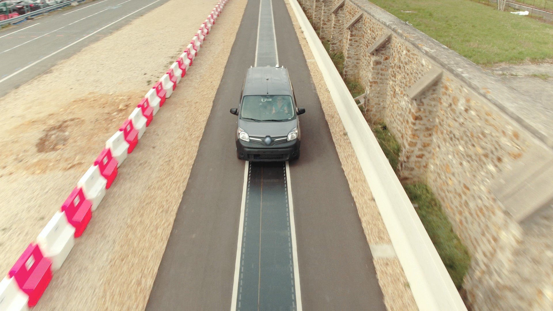 Renault ensaya un sistema de recarga en marcha para coches eléctricos