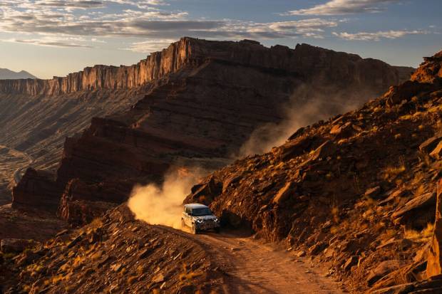 El Land Rover Defender OCTA apunta al ser el mejor de la historia (y puede que así sea)