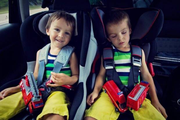 Expertos nos hablan sobre cómo llevar a niños en coche y evitar tragedias por el calor