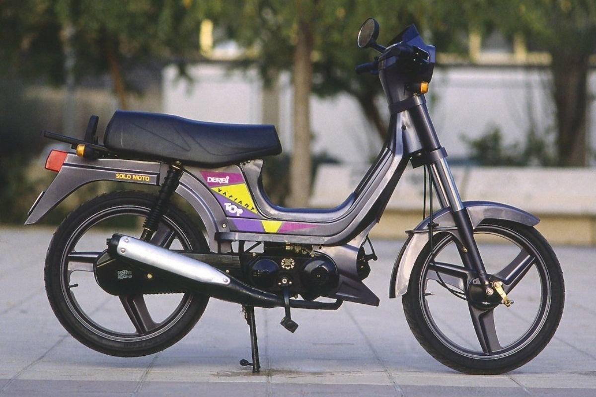 legal llevar una moto en la parte trasera de una furgoneta