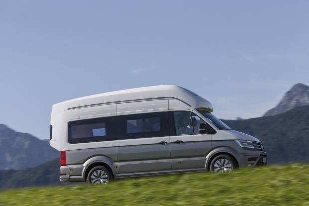 Cómo actuar con viento lateral en coche, SUV, monovolumen y con remolque