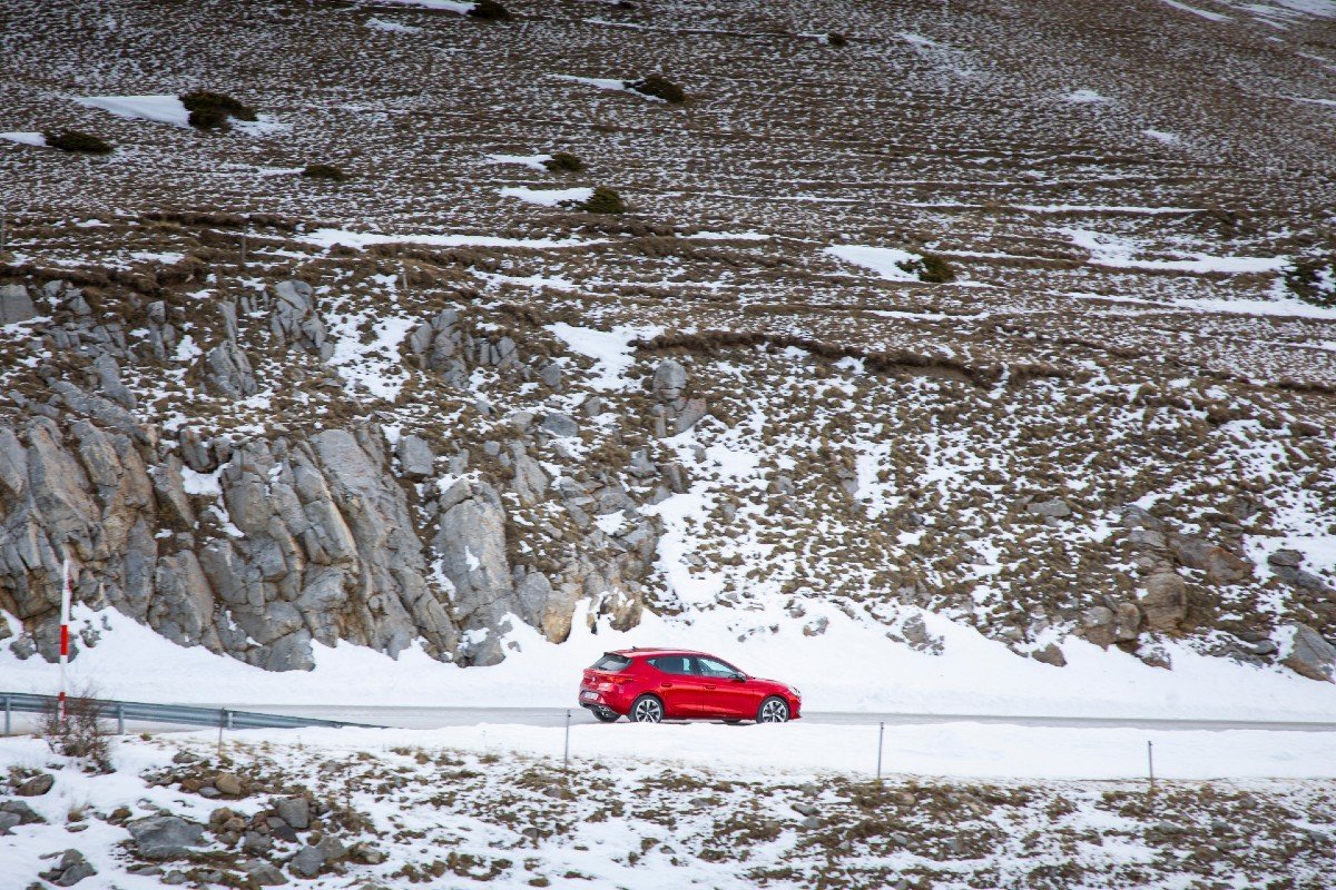 Cómo afecta el frío a los coches híbridos enchufables: 4 consejos para ahorrar energía