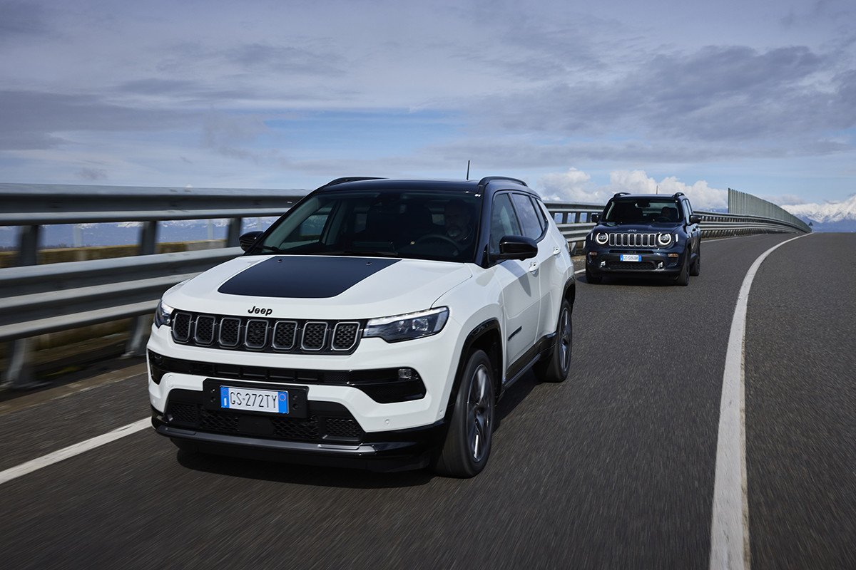 Jeep Renegade y Compass: renovación de versiones con hibridación ligera y ECO