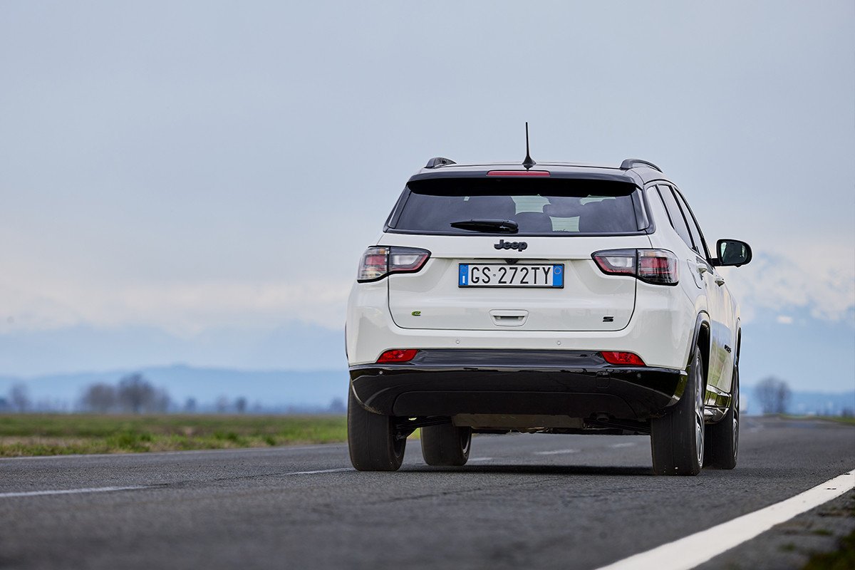 Jeep Renegade y Compass: renovación de versiones con hibridación ligera y ECO