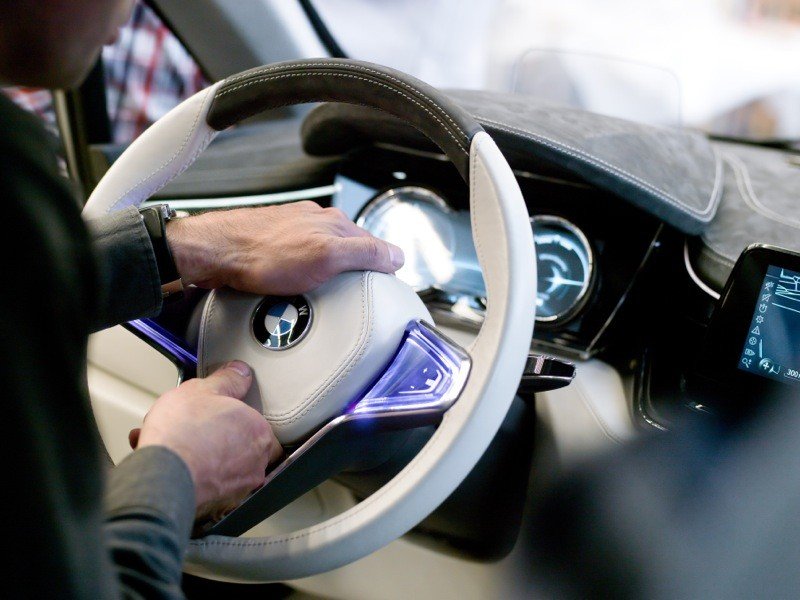 BMW presenta un coche híbrido enchufable