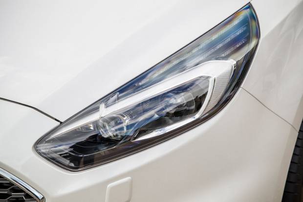 Cómo funcionan los faros adaptativos de Ford