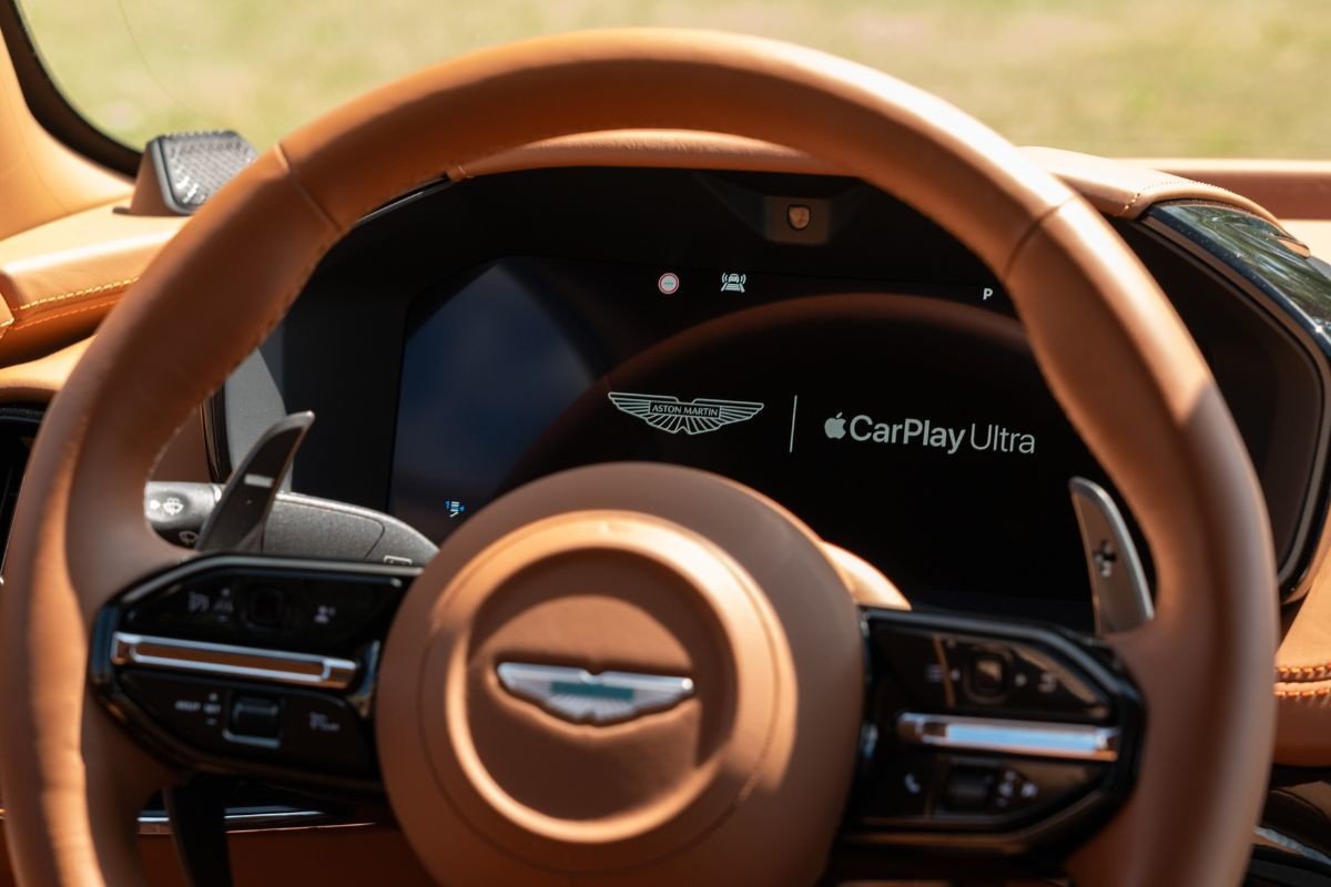 Expertos de Aston Martin nos presentan el Apple CarPlay Ultra y lo probamos en un DBX707