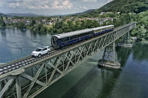 El Land Rover Discovery Sport remolca un tren de 100 toneladas