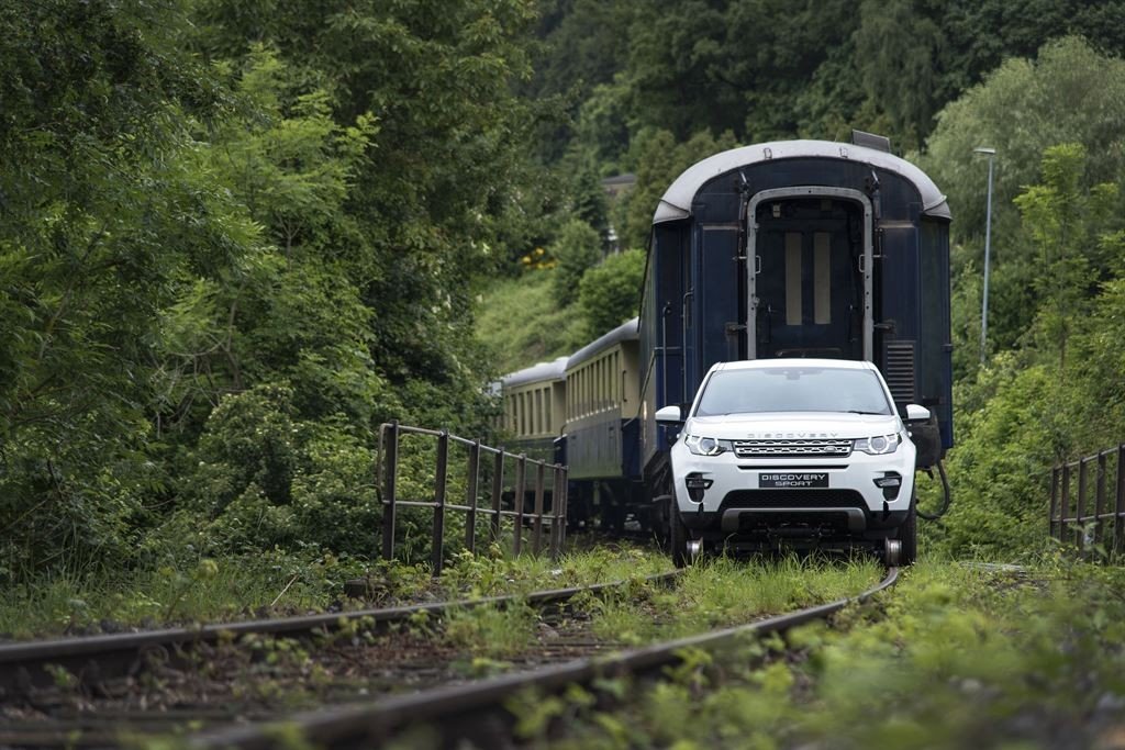 El Land Rover Discovery Sport remolca un tren de 100 toneladas