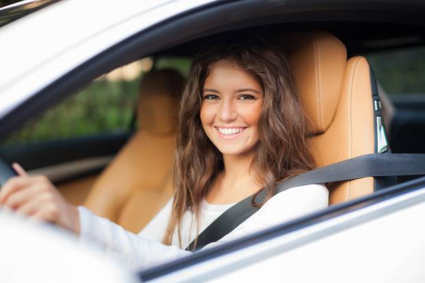 Conducir coche a los 17 años en España: ¿es posible?