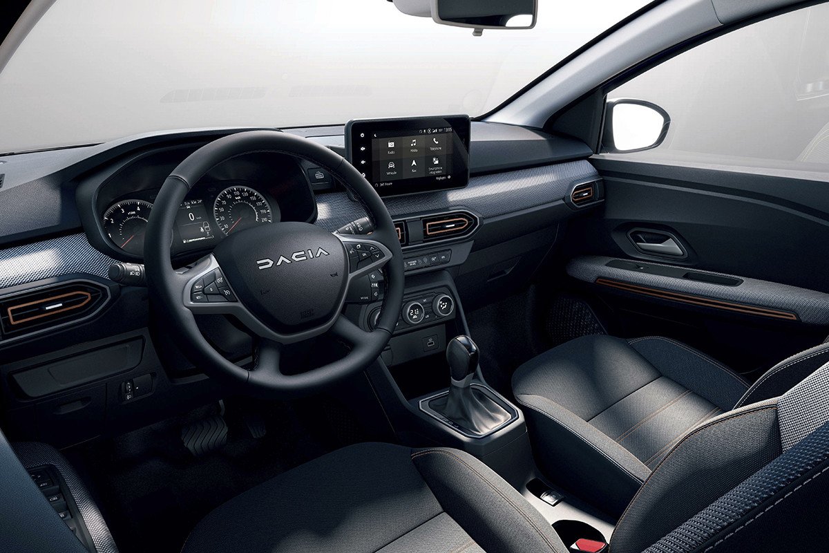 Los 3 reyes magos del asfalto español en 2023: Dacia Sandero, Seat Arona y Peugeot 2008