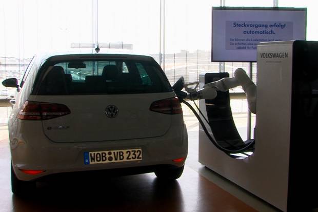 VW e-smartConnect: robots que “repostan” tu coche eléctrico