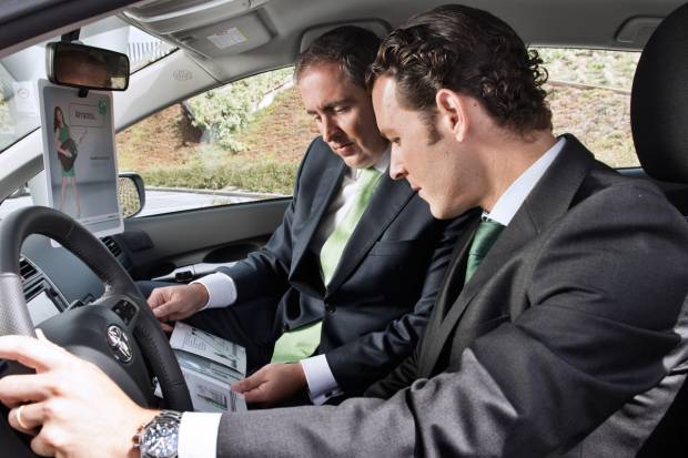 Compra-venta coches: Cómo se hace un contrato y documentación necesaria