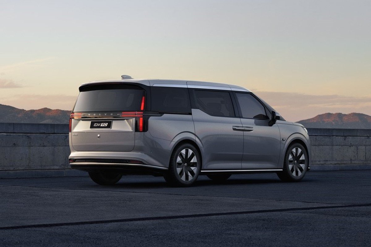 Volvo llega al segmento monovolumen con el eléctrico EM90