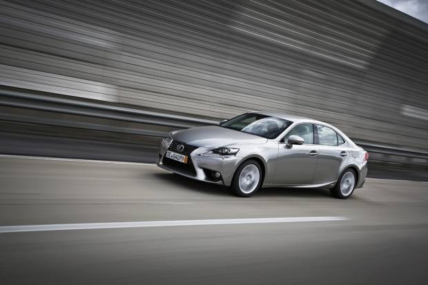 Lexus IS 300h, con lo último en equipamiento anti-accidentes