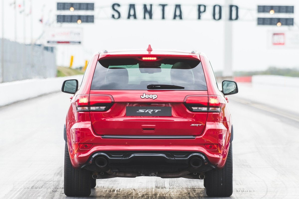 Vídeo: el Jeep Grand Cherokee SRT se bate con un HEMI Hot Rod Coupé