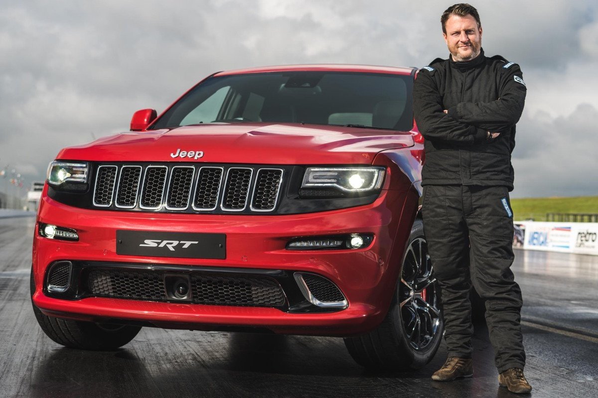 Vídeo: el Jeep Grand Cherokee SRT se bate con un HEMI Hot Rod Coupé