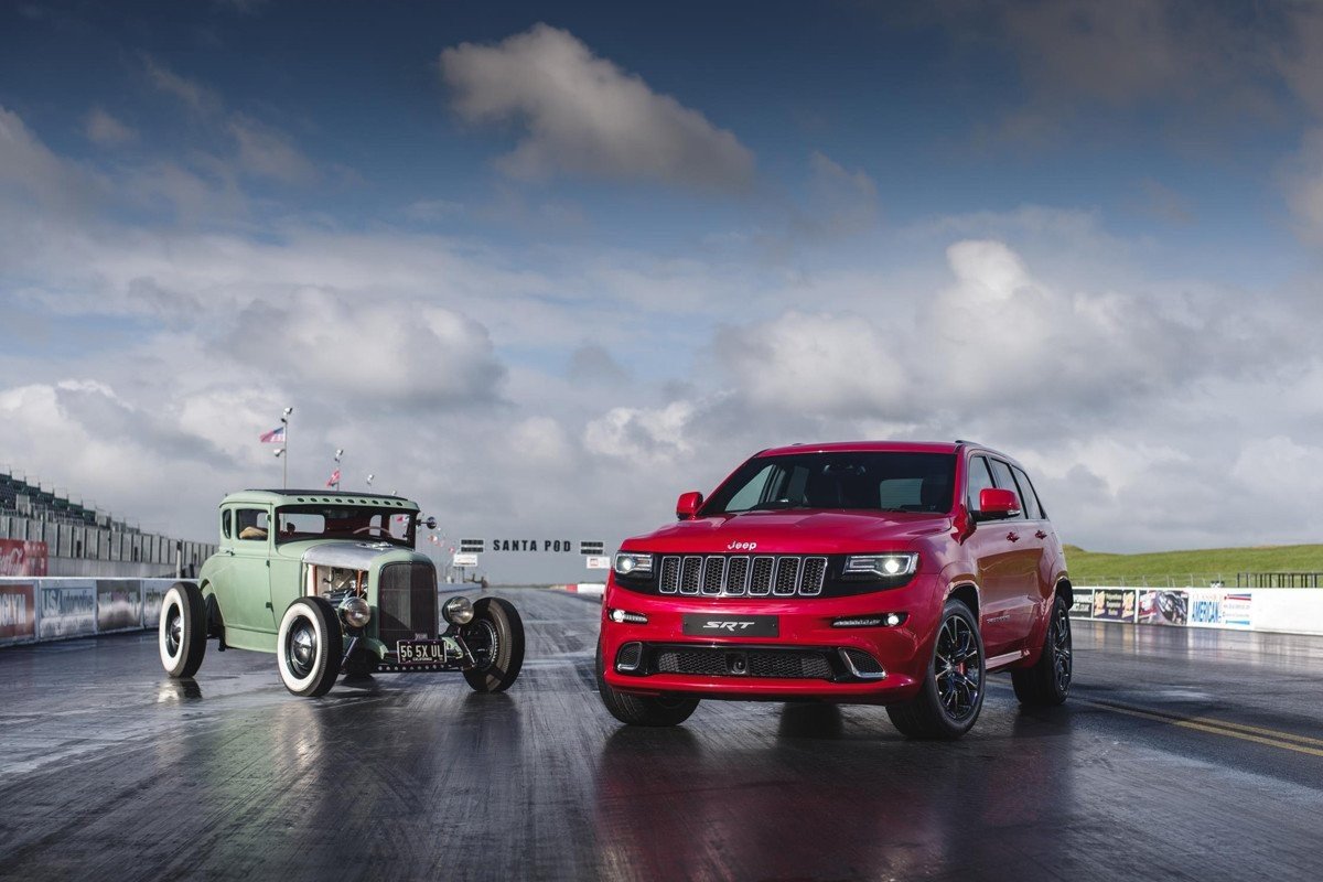Vídeo: el Jeep Grand Cherokee SRT se bate con un HEMI Hot Rod Coupé