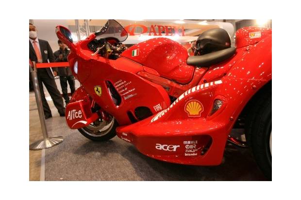 Autofriki: La moto Ferrari-Suzuki Hayabusa