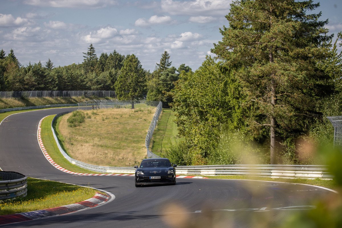 Vídeo del nuevo Porsche Taycan bajando 26 segundos a su antecesor en Nürburgring