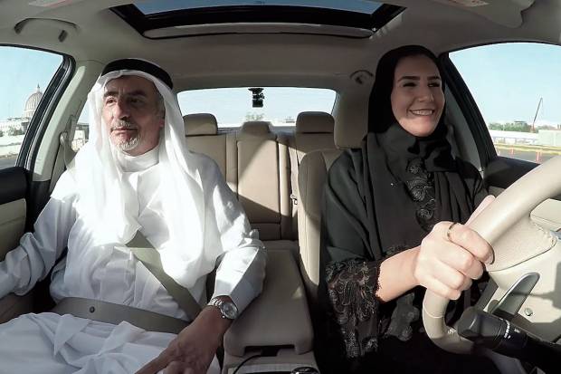 Video: Mujeres de Arabia Saudita comienzan a conducir con una sorpresa