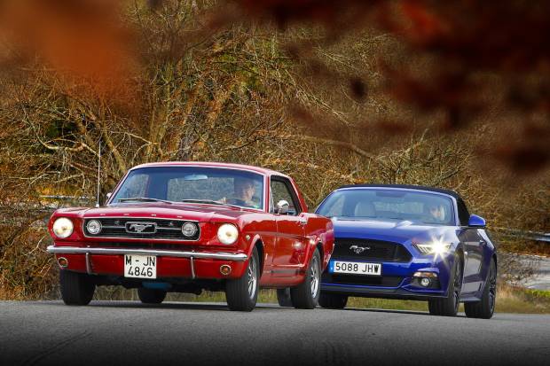 Paseo con el Ford Mustang GT de 1966 y de 2015