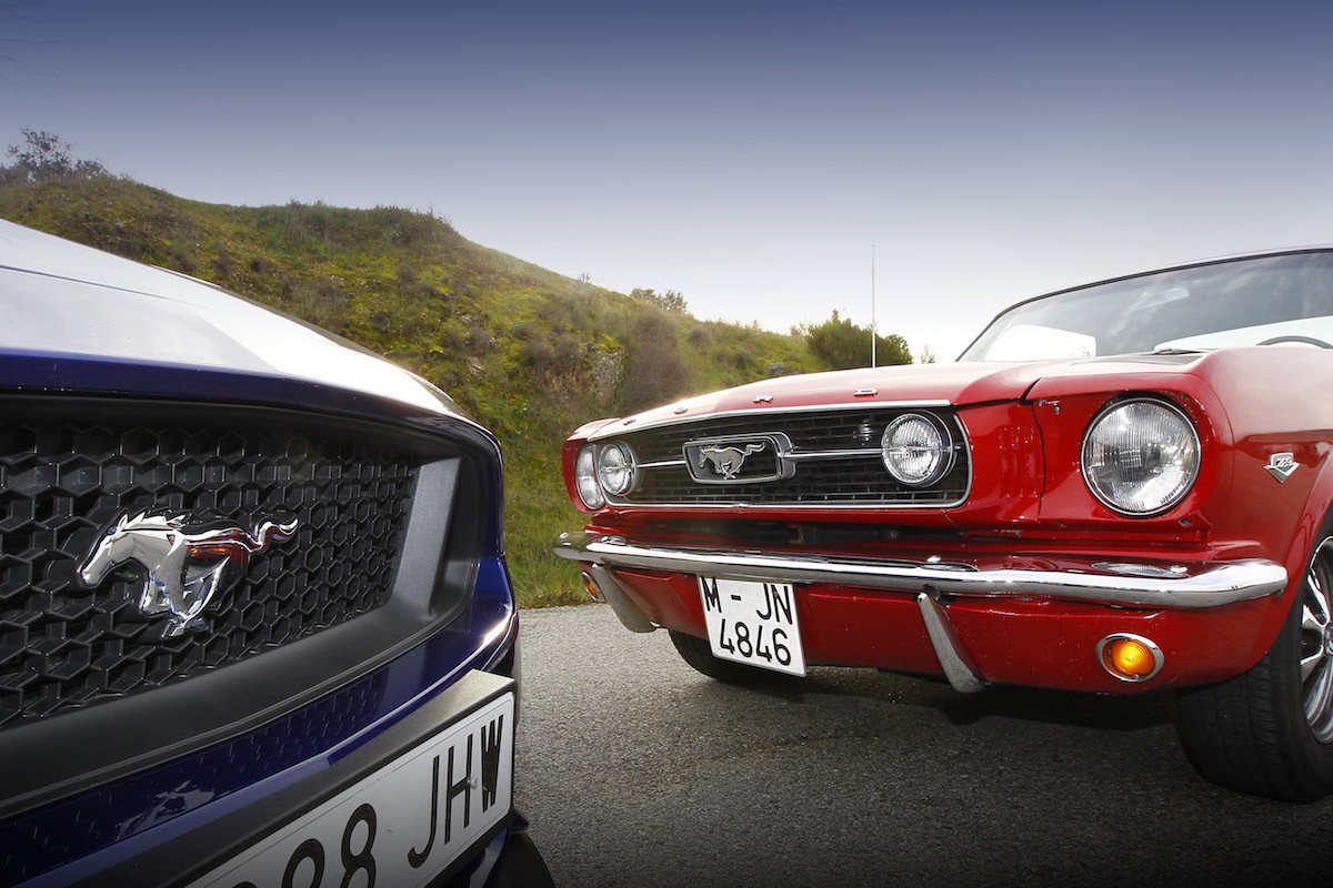 Paseo con el Ford Mustang GT de 1966 y de 2015