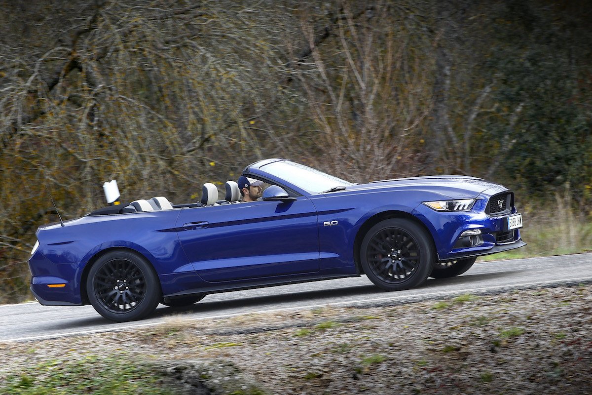 Paseo con el Ford Mustang GT de 1966 y de 2015