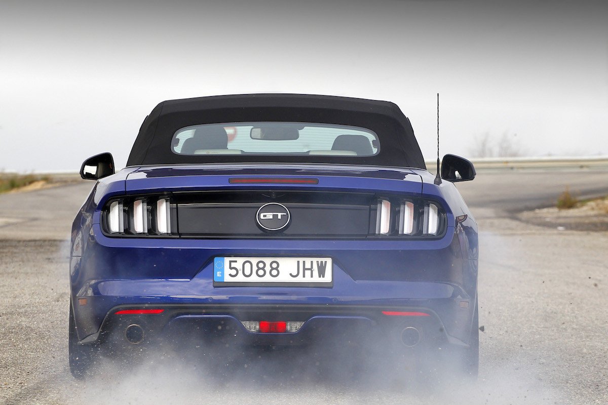 Paseo con el Ford Mustang GT de 1966 y de 2015