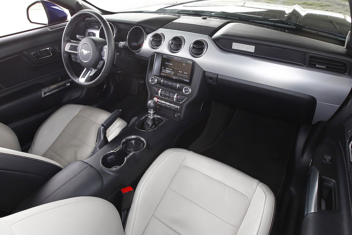 Paseo con el Ford Mustang GT de 1966 y de 2015
