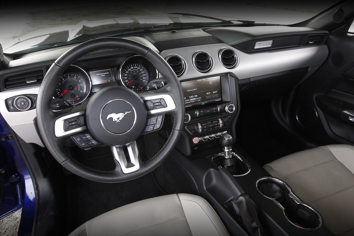 Paseo con el Ford Mustang GT de 1966 y de 2015