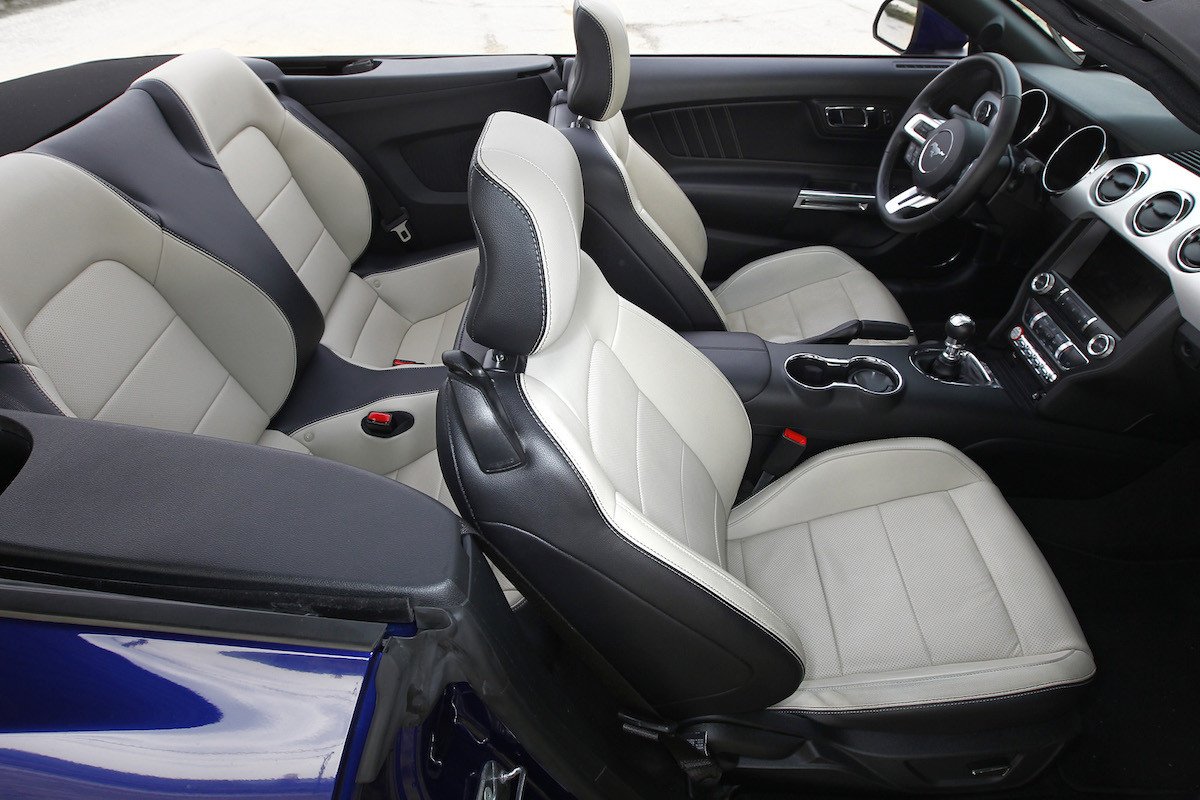 Paseo con el Ford Mustang GT de 1966 y de 2015