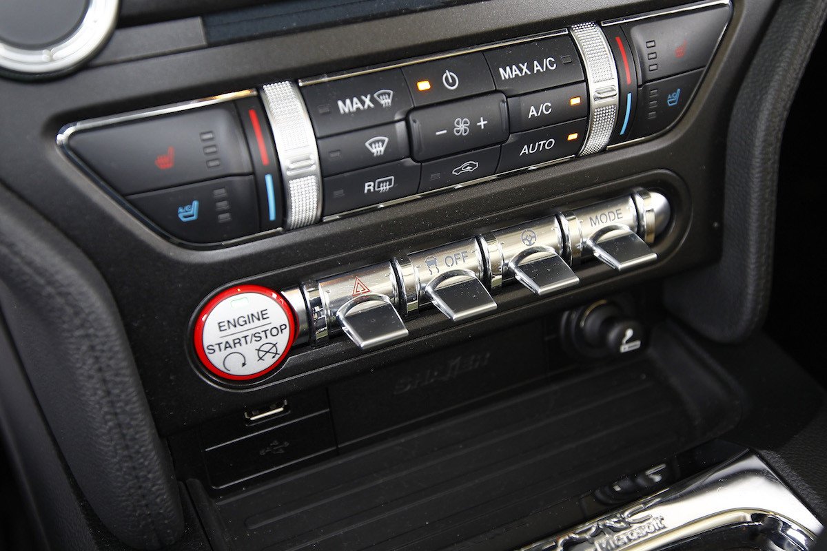 Paseo con el Ford Mustang GT de 1966 y de 2015