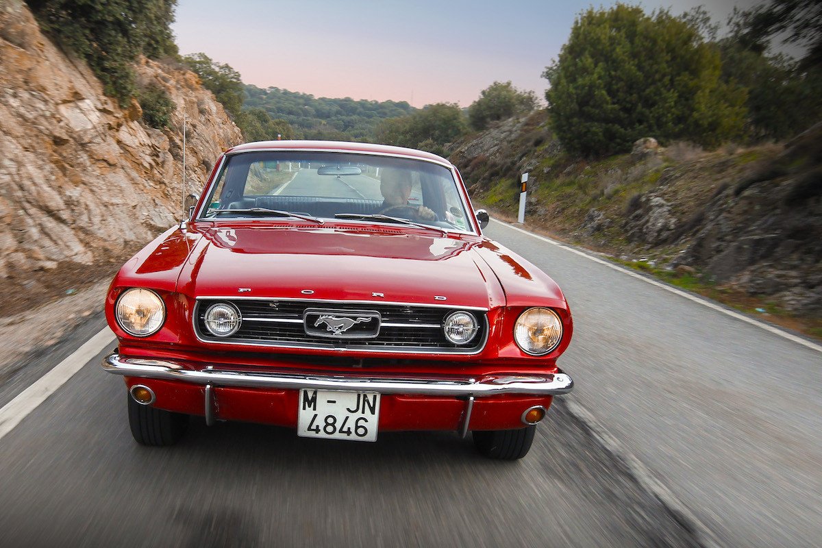 Paseo con el Ford Mustang GT de 1966 y de 2015