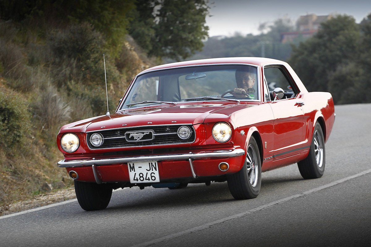 Paseo con el Ford Mustang GT de 1966 y de 2015