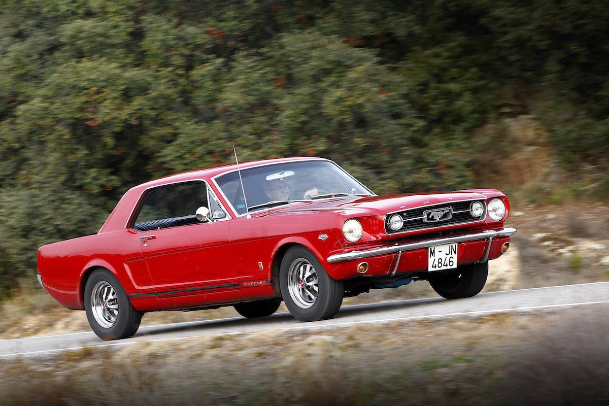 Paseo con el Ford Mustang GT de 1966 y de 2015