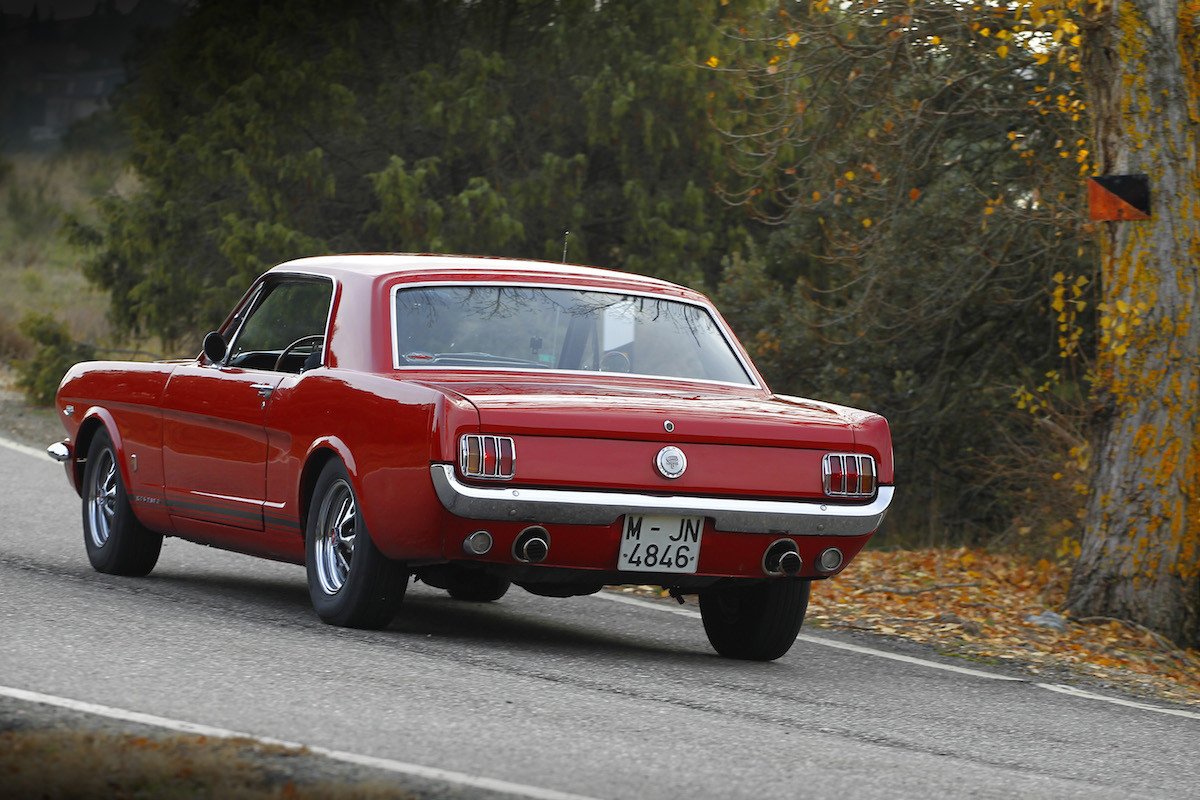 Paseo con el Ford Mustang GT de 1966 y de 2015