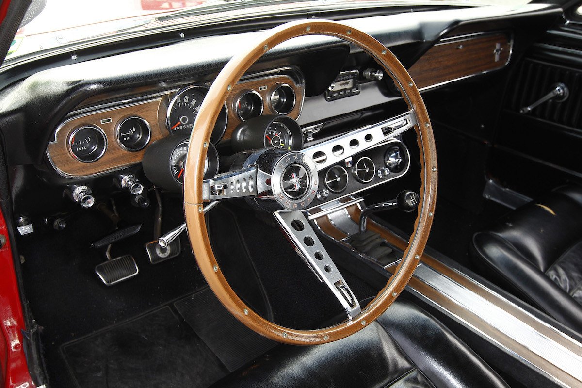 Paseo con el Ford Mustang GT de 1966 y de 2015