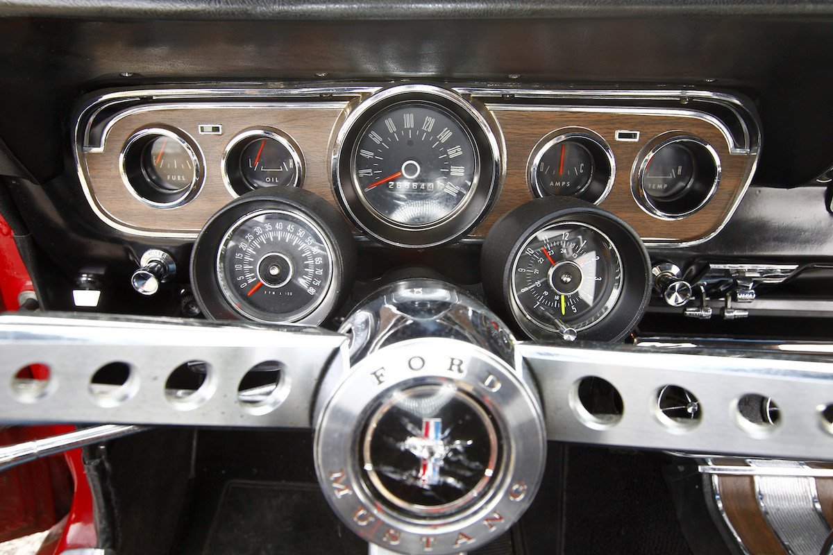 Paseo con el Ford Mustang GT de 1966 y de 2015